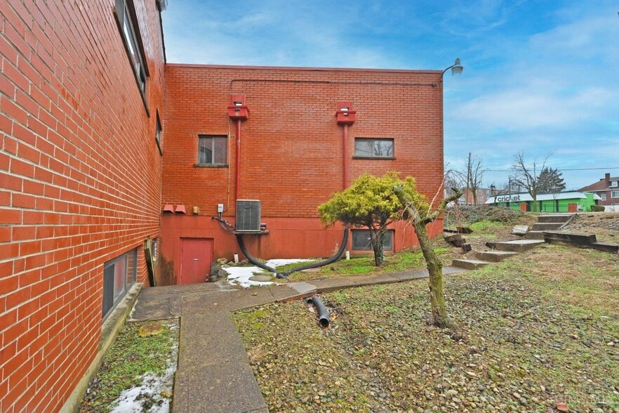 More Photos Of 910 Barry Ln, Cincinnati Medical For Lease