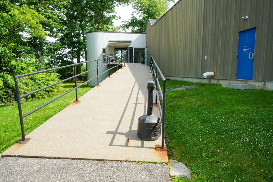 More Photos Of 248 Northport Ave, Belfast Manufacturing For Sale