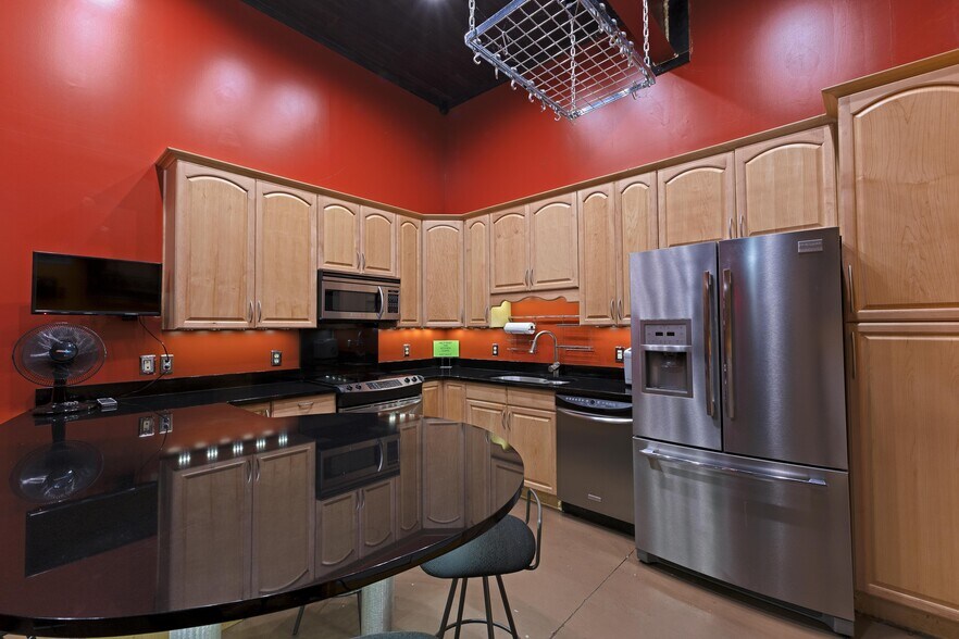 More Photos Of 101 W Main St, Hogansville Distribution For Sale