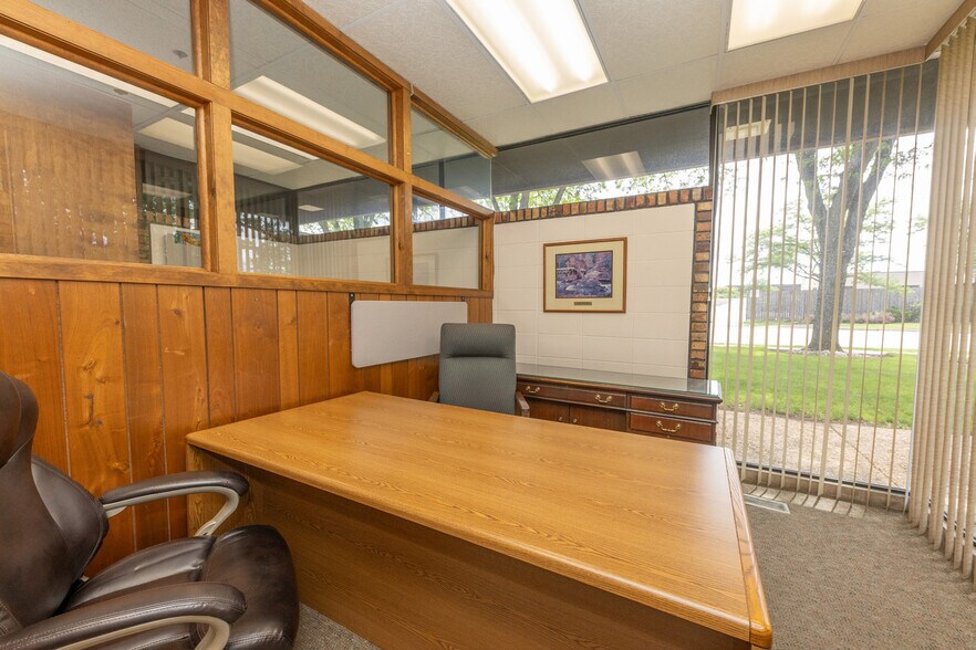 More Photos Of 450 S Wheeling Rd, Wheeling Flex For Sale
