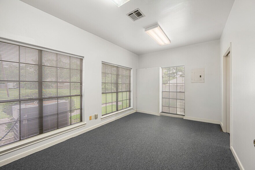 More Photos Of 1350 Avenue D, Katy Office For Sale