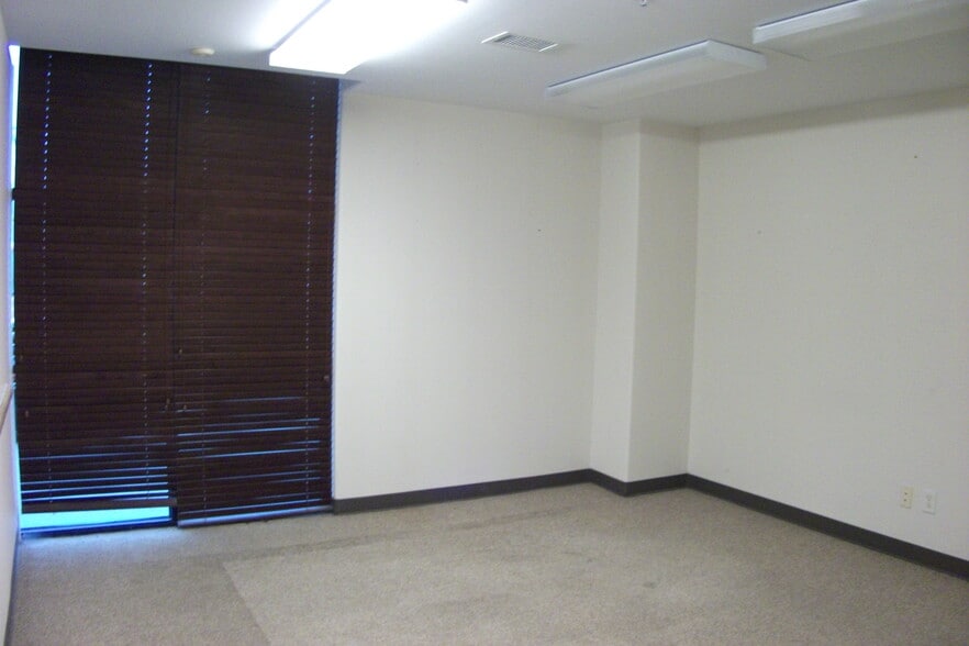 More Photos Of 5880 Enterprise Dr, Casper Flex For Lease