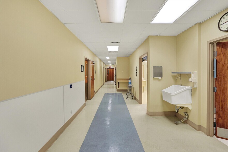 More Photos Of 711 W Gardner Dr, Marion Medical For Sale