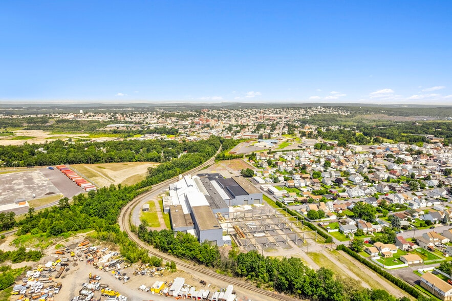 More Photos Of 101 Carleton Ave, Hazleton Manufacturing For Sale