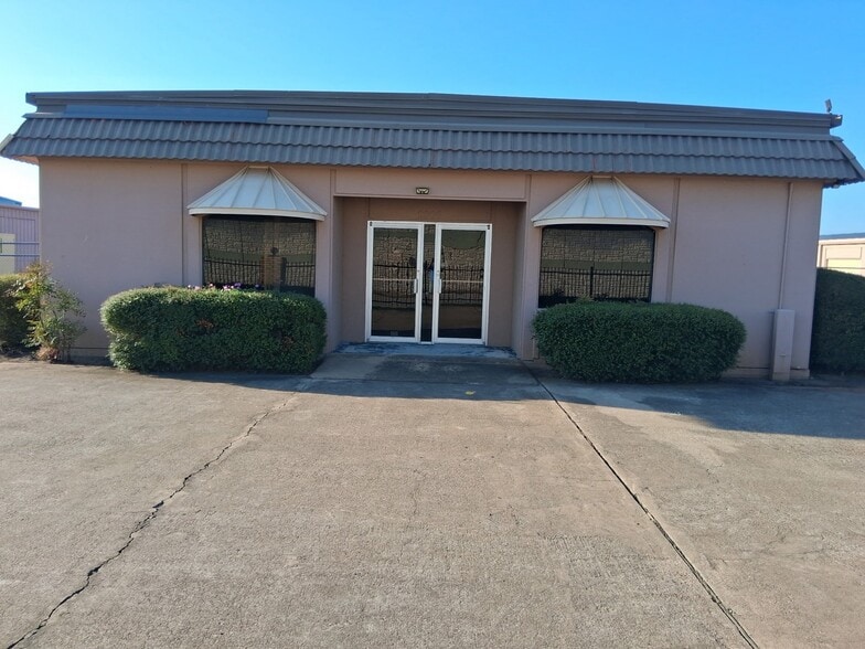 Primary Photo Of 2002-2006 Highway 290, Brenham Office For Lease