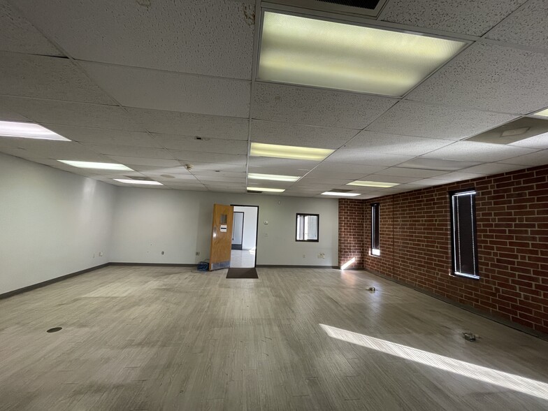 More Photos Of 1920 W Green Dr, High Point Warehouse For Lease