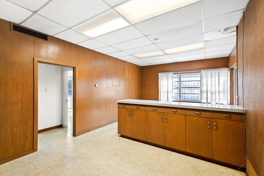 More Photos Of 1701 W Woodlawn Ave, San Antonio Religious Facility For Sale