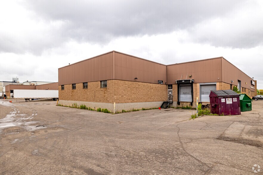 More Photos Of 10300-10390 Boul Louis-H.-La Fontaine, Montréal Light Manufacturing For Lease