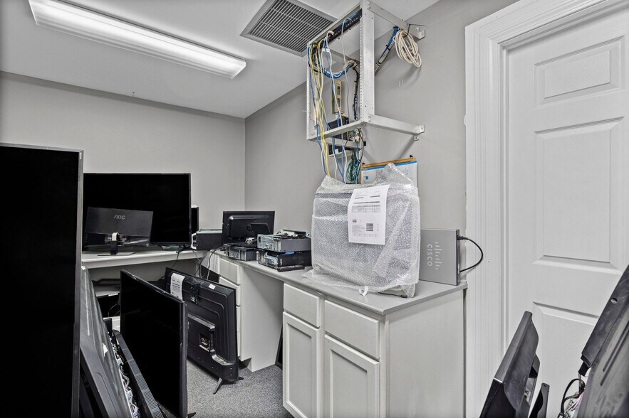 More Photos Of 3512 Godwin Ct, Mobile Medical For Sale