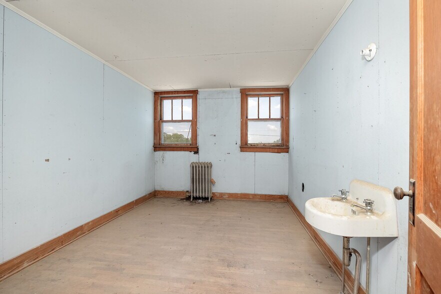 More Photos Of 802 E Nodaway St, Oregon Flex For Sale