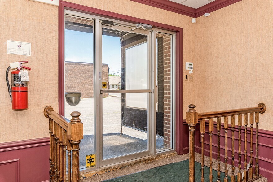 More Photos Of 18735 Ecorse Rd, Allen Park Office For Lease