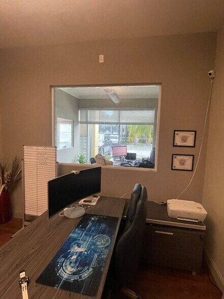 More Photos Of 1701-1745 Banks Rd, Margate Light Distribution For Lease