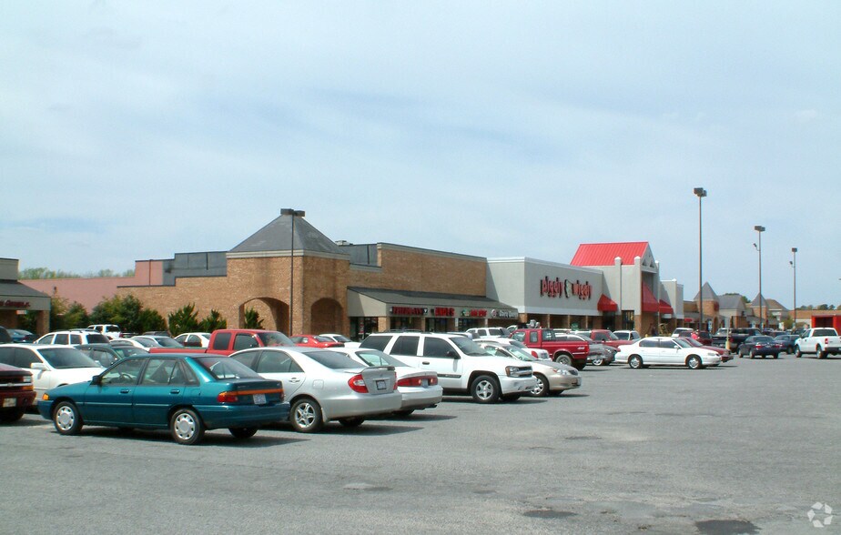 More Photos Of 719 W 15th St, Washington Unknown For Lease