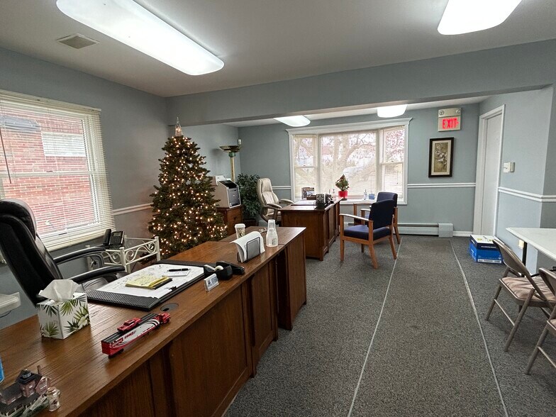 More Photos Of 847 King George Rd, Fords Office For Sale