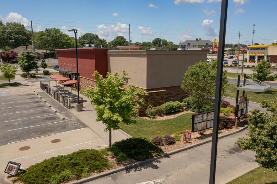 More Photos Of 808 NW State Route 7, Blue Springs Fast Food For Lease