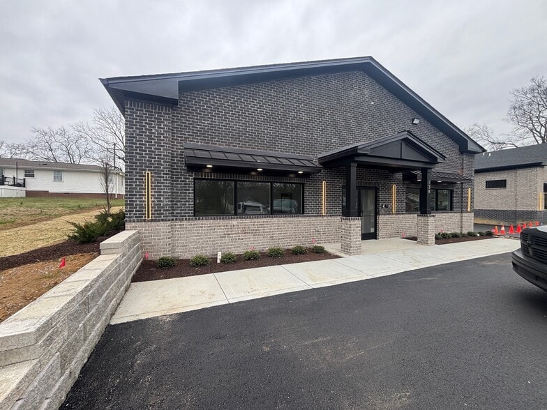 Primary Photo Of 138 Shivel Dr, Hendersonville Flex For Sale