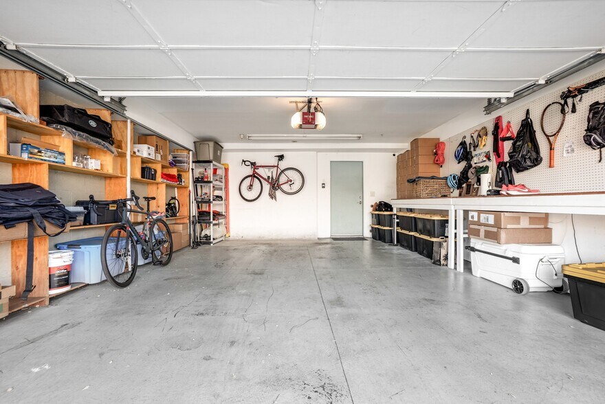 More Photos Of 2114 Narcissus Ct, Venice Office For Lease