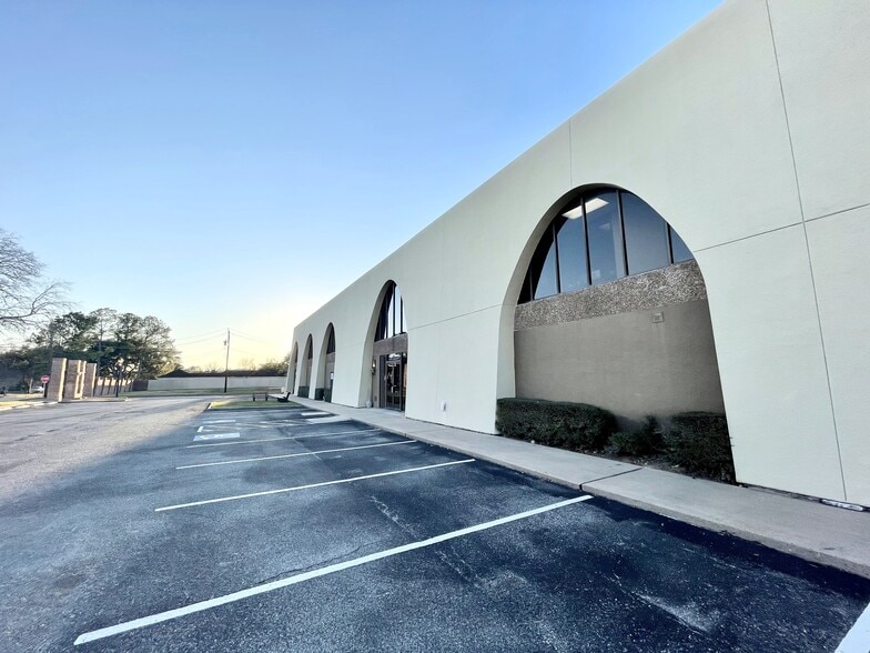 More Photos Of 13515 Southwest Fwy, Sugar Land Office For Lease