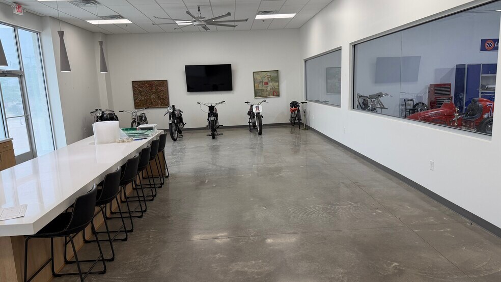 More Photos Of 2433 Tarpley Rd, Carrollton Warehouse For Lease