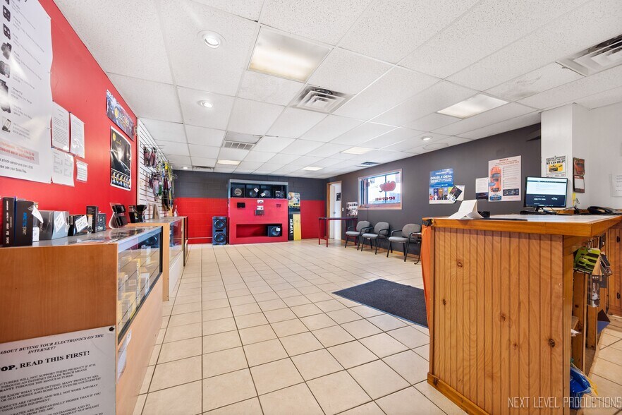 More Photos Of 765 Villa St, Elgin Warehouse For Lease