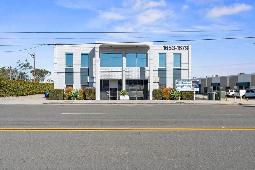 Primary Photo Of 1653-1679 E 28th St, Signal Hill Light Distribution For Lease