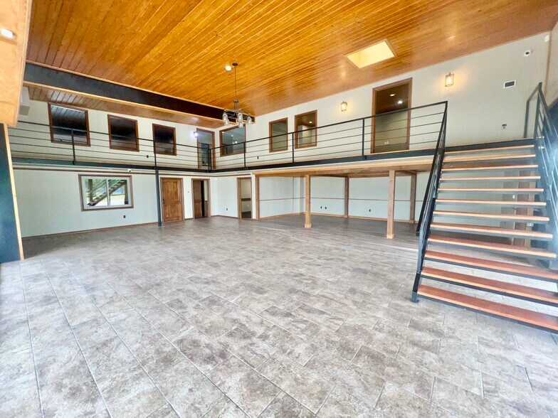 More Photos Of 12007 NE 23rd St, Choctaw Showroom For Sale