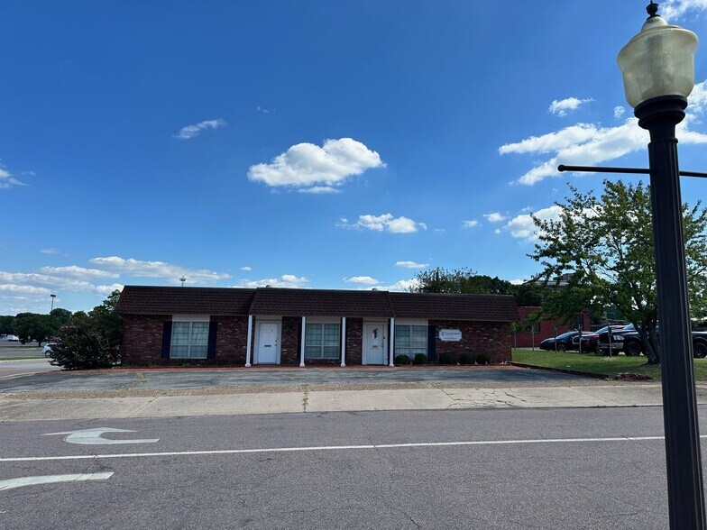 Primary Photo Of 330 N 4th St, Muskogee Office For Sale
