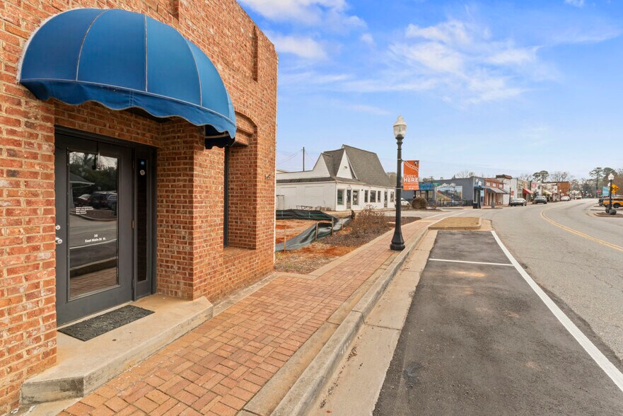 More Photos Of 38 E Main St, Hampton Medical For Lease