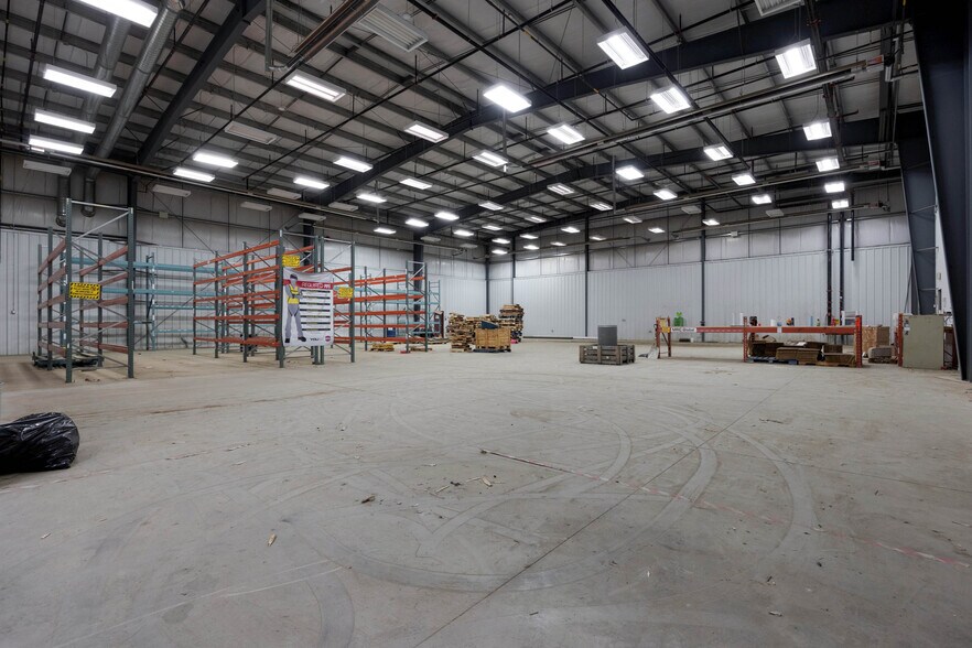 More Photos Of 105 Oak Crt, Anzac Warehouse For Sale