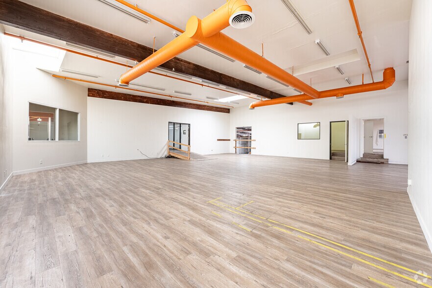 More Photos Of 1601 Perrino Pl, Los Angeles Manufacturing For Lease