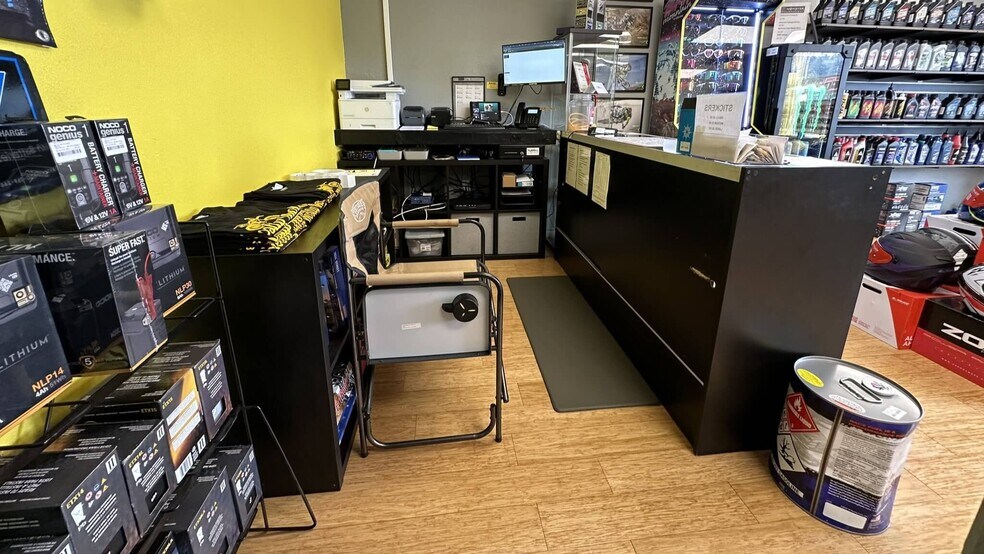 More Photos Of 717 Vandercook Way, Longview Storefront For Lease