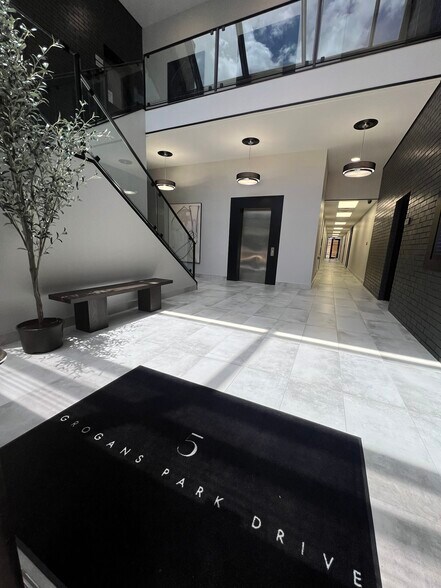 More Photos Of 5 Grogan's Park, The Woodlands Office For Lease