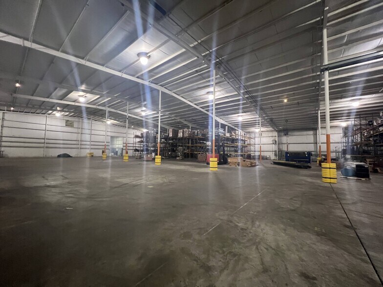 More Photos Of 102 N Sundale Rd, Norwich Warehouse For Lease