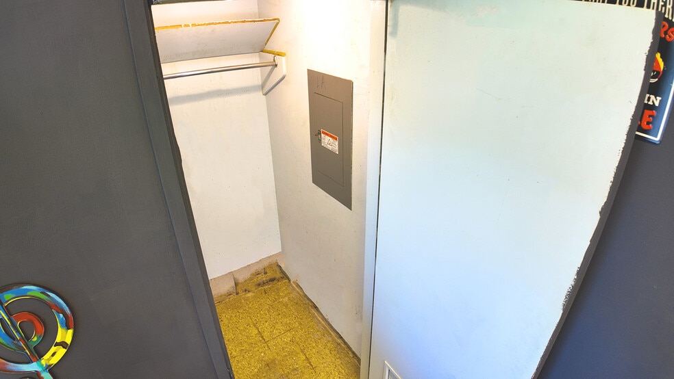 More Photos Of 207 Cottonwood st, Madisonville Warehouse For Sale