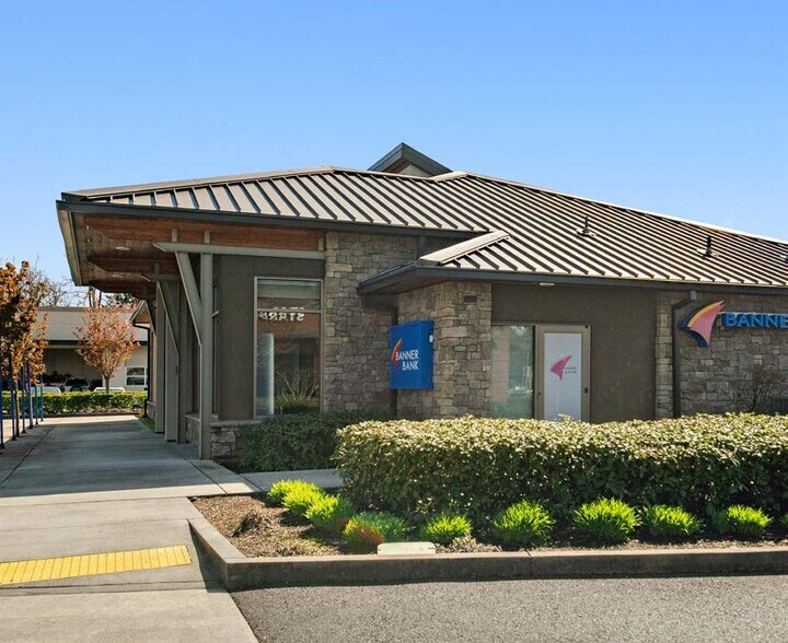 More Photos Of 500 NE 139th St, Vancouver Bank For Sale