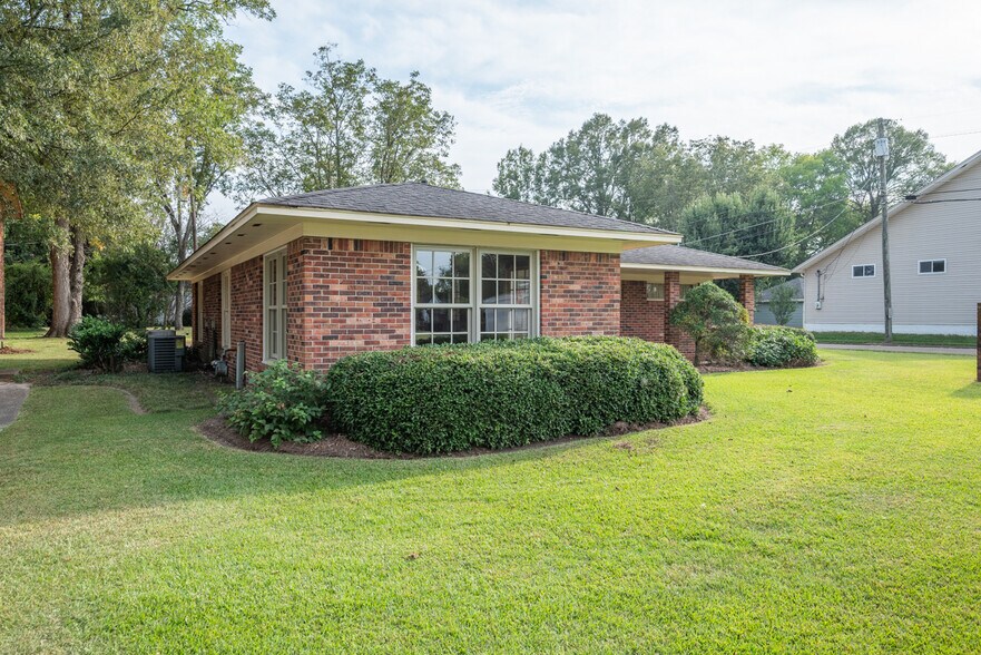 More Photos Of 900 E Broad St, West Point Office For Sale