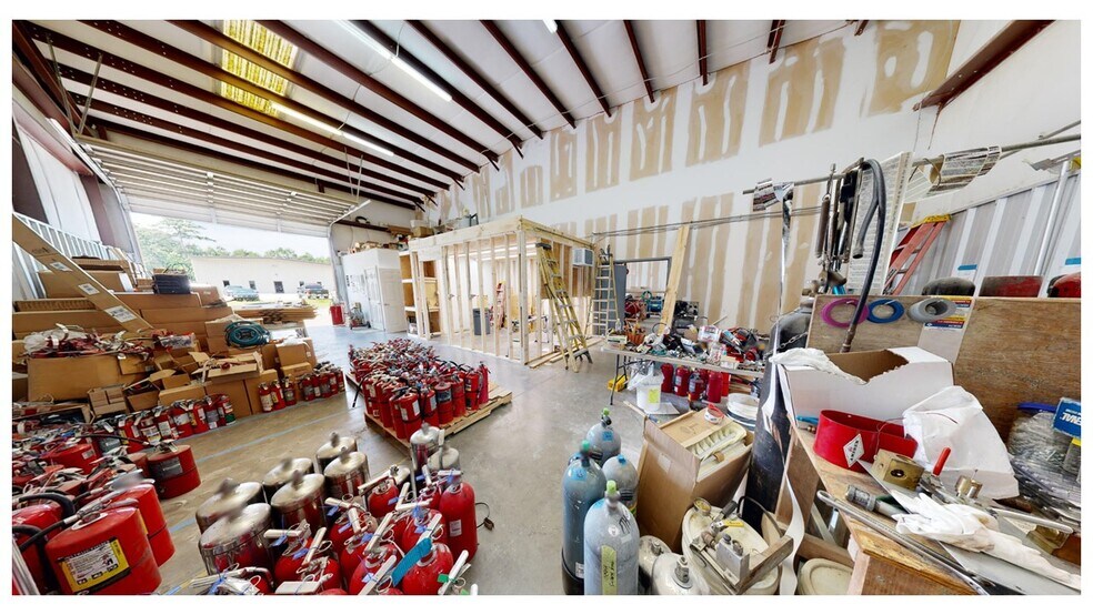 More Photos Of 130 Division Dr, Leland Flex For Sale