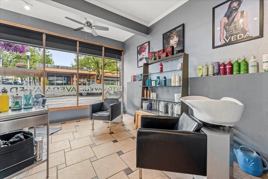 More Photos Of 10 NW 3rd St, Gresham Storefront Retail Office For Lease