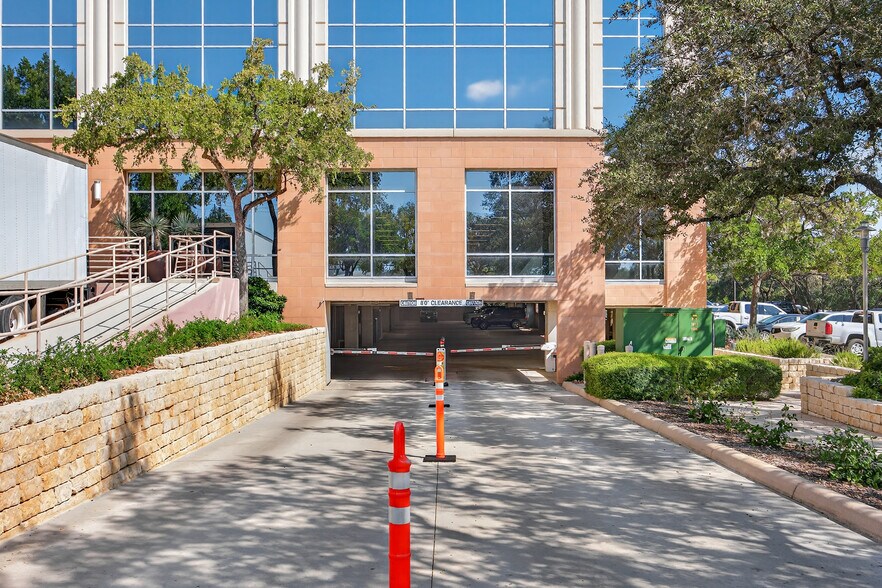 More Photos Of 800 E Sonterra Blvd, San Antonio Office For Lease