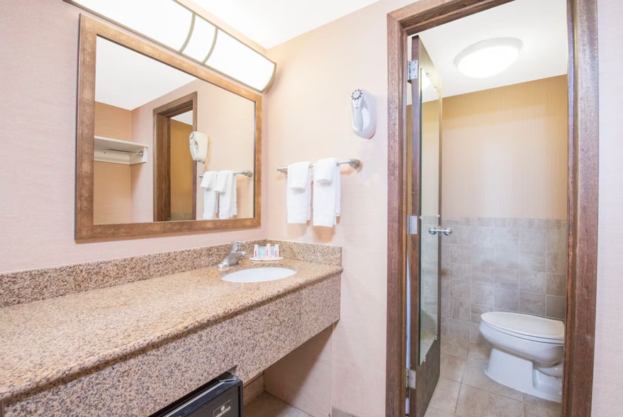 More Photos Of 2211 London Rd, Duluth Hotel For Sale