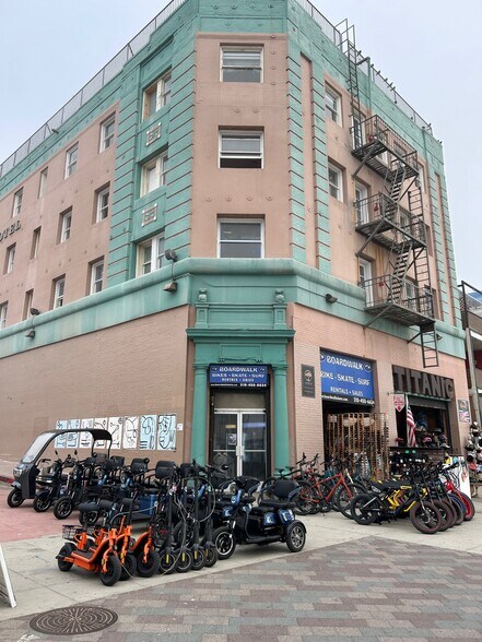 More Photos Of 319 Ocean Front Walk, Venice Office Residential For Lease