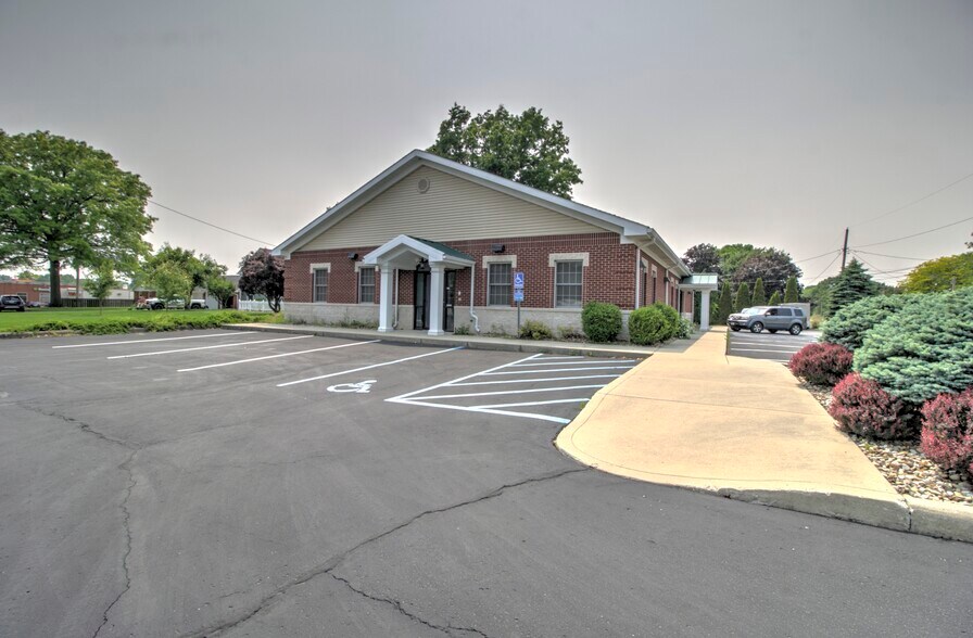 More Photos Of 366 N Portland Way, Galion Medical For Lease