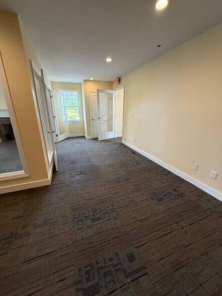 More Photos Of 570 Moody St, Waltham Medical For Lease
