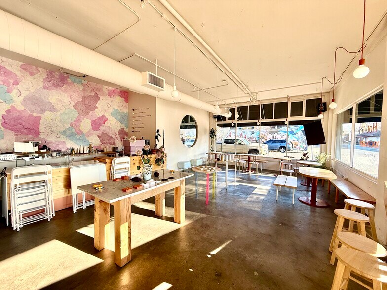 More Photos Of 923-935 SE Hawthorne Blvd, Portland Showroom For Sale