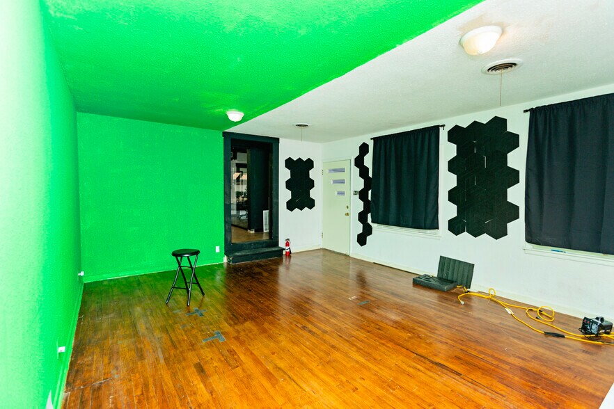 More Photos Of 415 N Main St, Belton General Retail For Sale