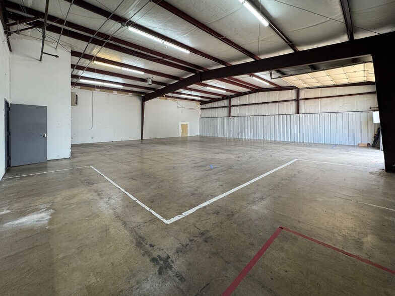 More Photos Of 8240 E 111th St, Bixby Light Distribution For Lease