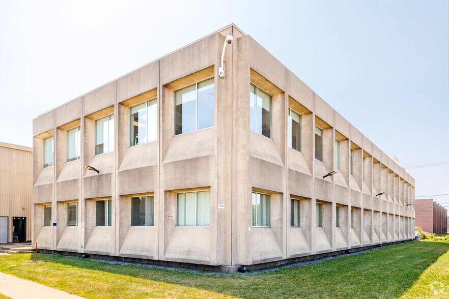 More Photos Of 3720 Boul Thimens, Montréal Manufacturing For Lease