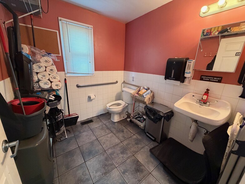 More Photos Of 1526 Hurffville Rd, Deptford Freestanding For Sale