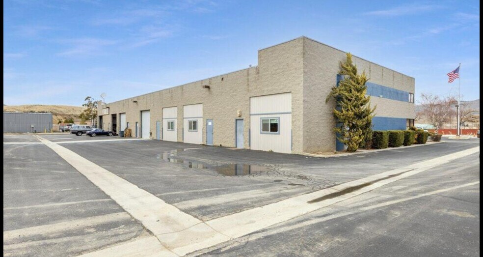 More Photos Of 410 W J St, Tehachapi Light Manufacturing For Sale