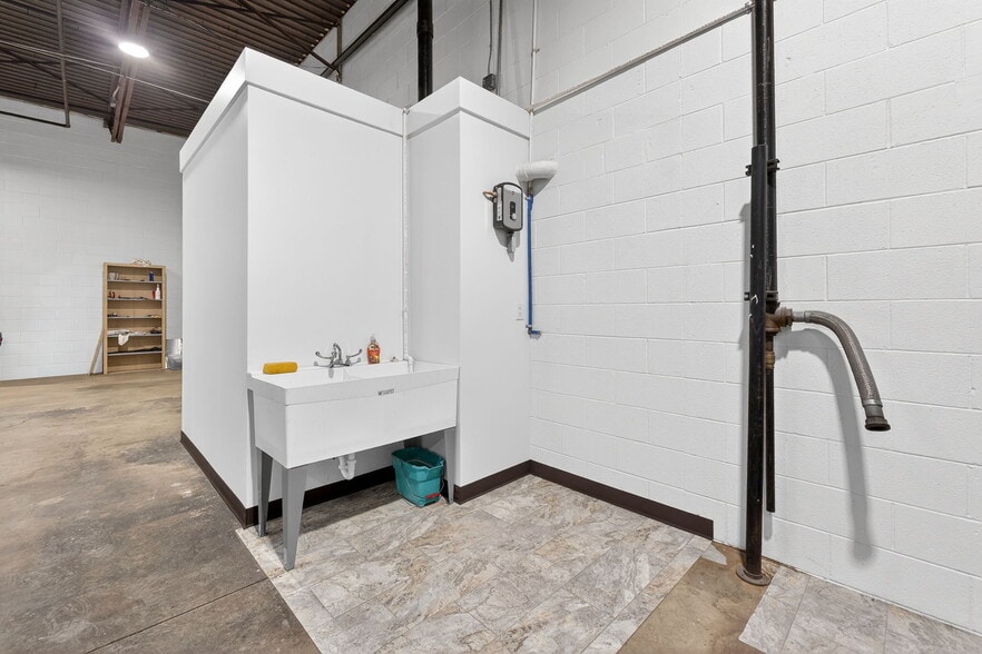 More Photos Of 1632-1644 Clara St, Columbus Warehouse For Lease